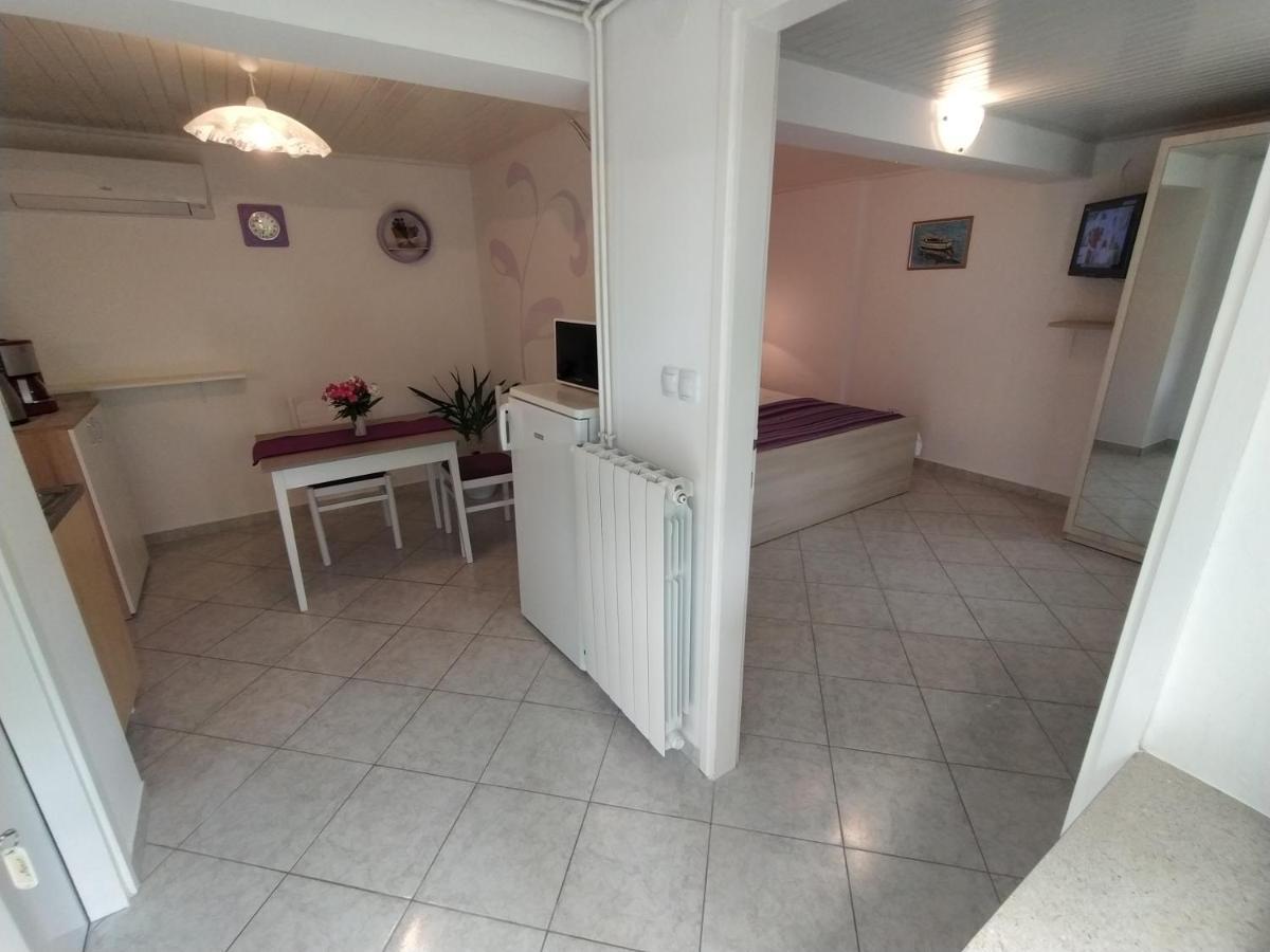 Apartments Dario Krk Town Exterior photo